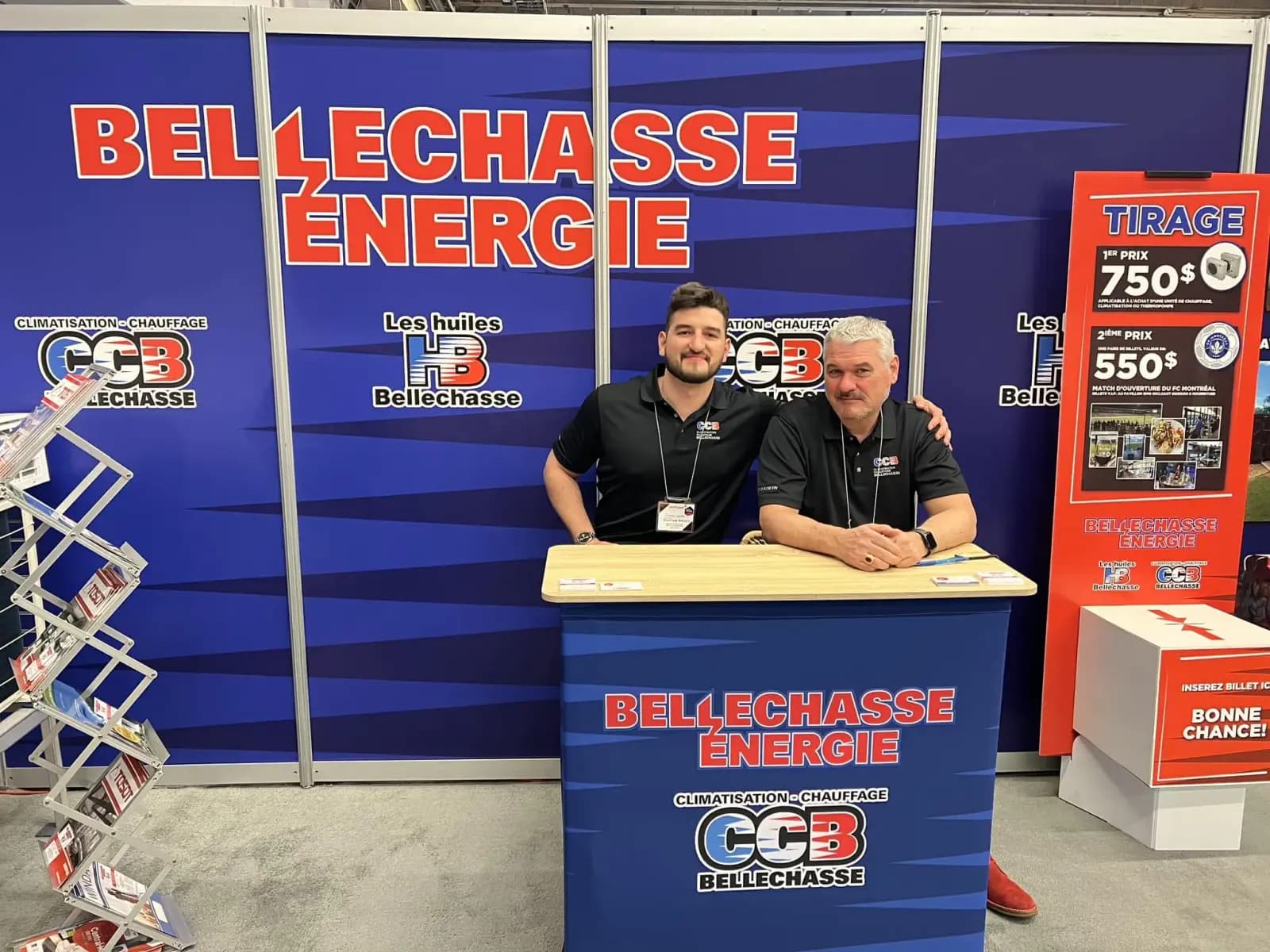 L'équipe de Bellechasse Énergie à son kiosque, devant la bannière de l'entreprise